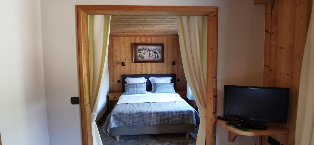Hotel-Chalet Les Ecureuils Restaurant, Piscine, Jardin Garage เลอกรองด์บอร์นอง ภายนอก รูปภาพ